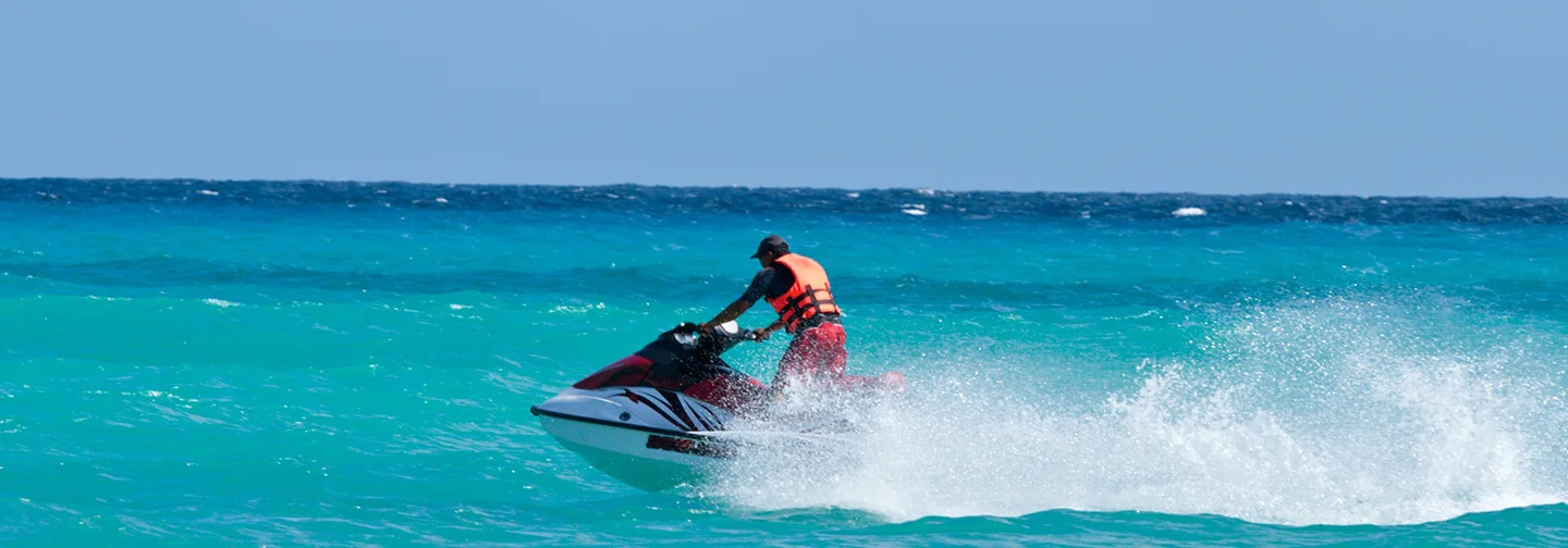 Jet ski en pleine mer lors d'une randonnée à La Créole Beach Hôtel & Spa.