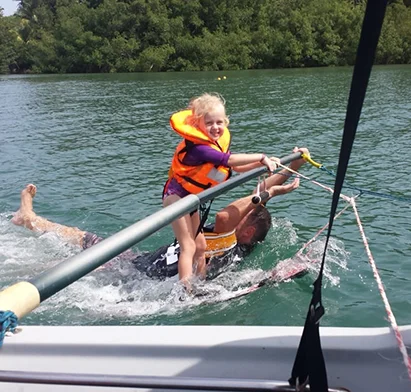 Séance d'initiation au ski nautique pour enfant avec moniteur à La Créole Beach Hôtel & Spa.