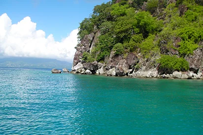 Paisaje costero de Les Saintes en Guadalupe durante una excursión con La Créole Beach Hotel & Spa.