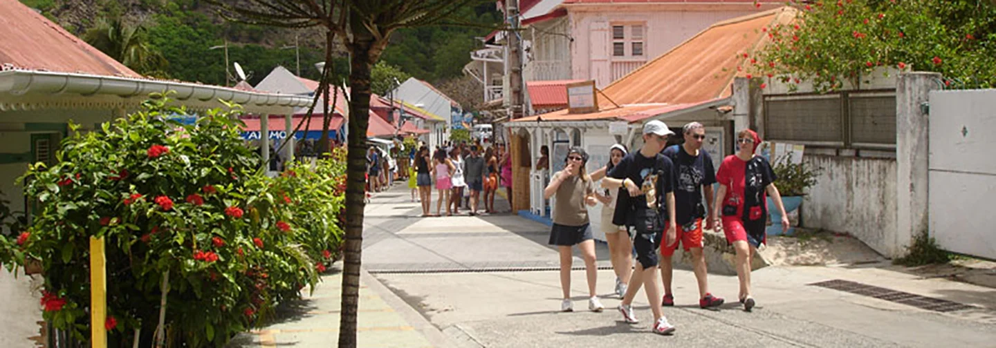 Promenade dans les rues commerçantes colorées près de La Créole Beach Hôtel & Spa en Guadeloupe.