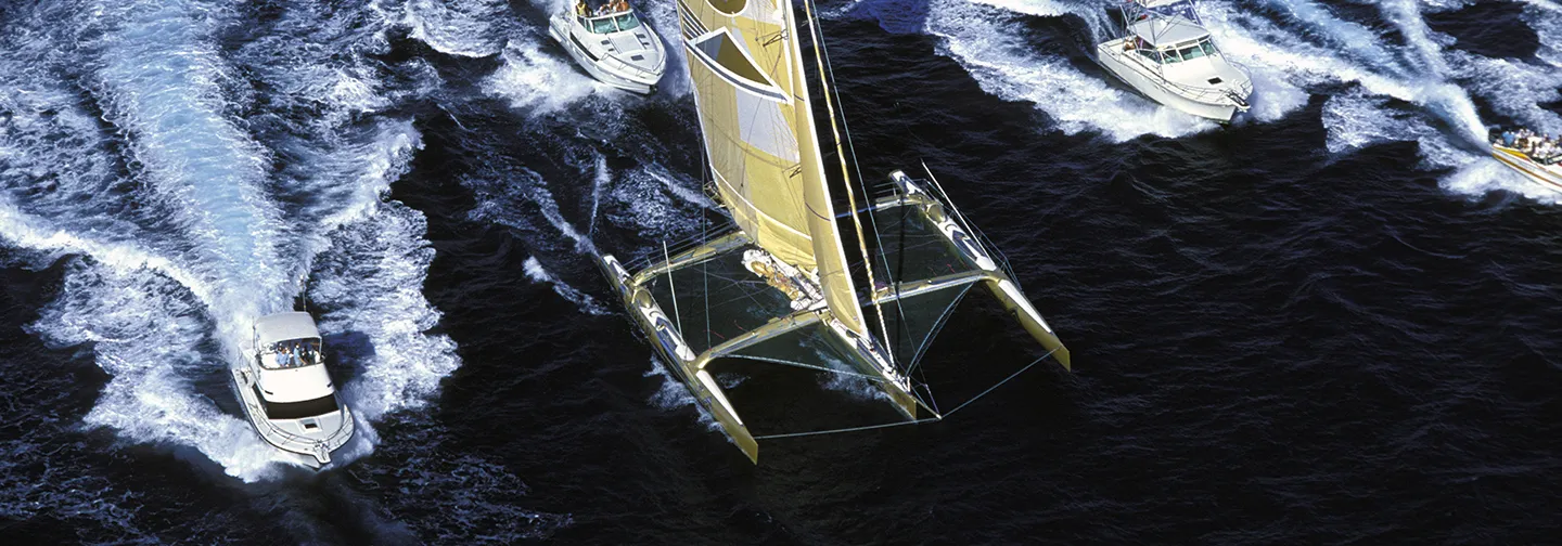 Trimaran de course lors de la Route du Rhum en Guadeloupe dans les Caraïbes