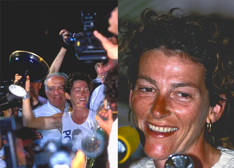 Florence Arthaud célébrant sa victoire à la Route du Rhum en Guadeloupe