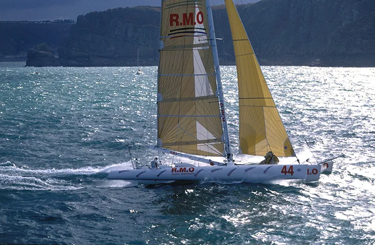 Trimaran en course lors de la Route du Rhum en mer vers la Guadeloupe