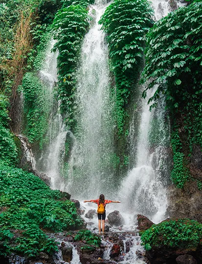 Cascade tropicale en Guadeloupe au cœur de la forêt avec randonneur