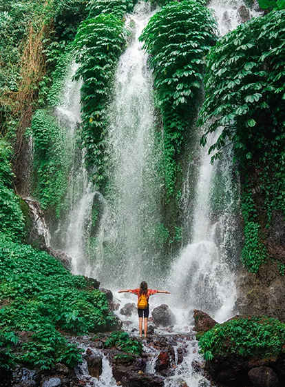 Cascade tropicale en Guadeloupe au cœur de la forêt avec randonneur