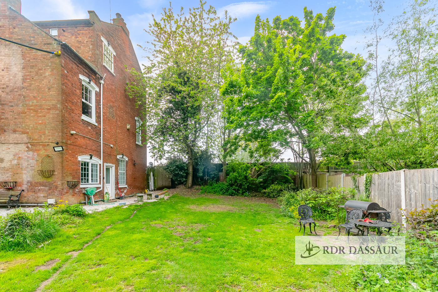 [background image] image of the store location (for a home goods store)