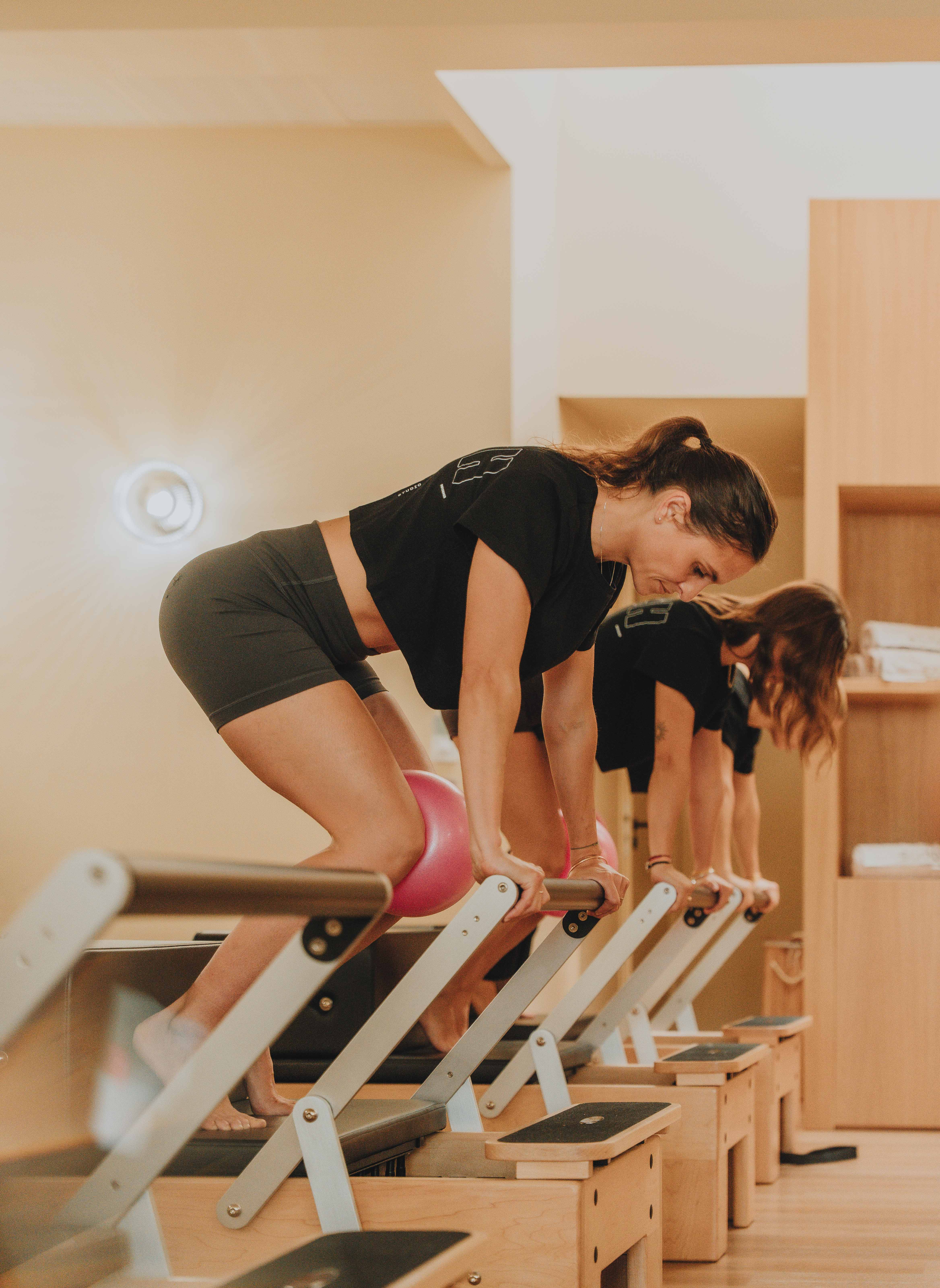 Fentes avec ballon sur Pilates Reformer : renforcement musculaire et perte de poids