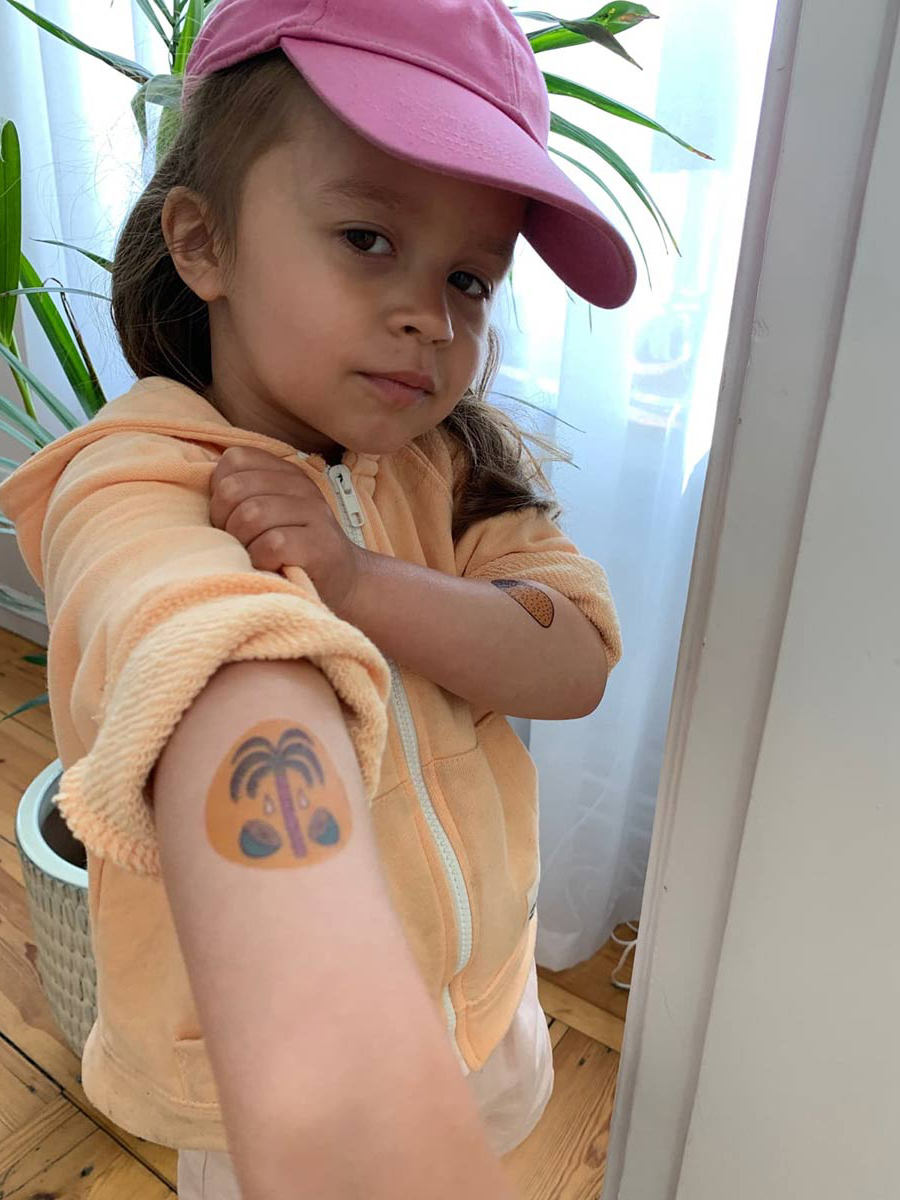 Barn med temporära tatueringar från el taco truck