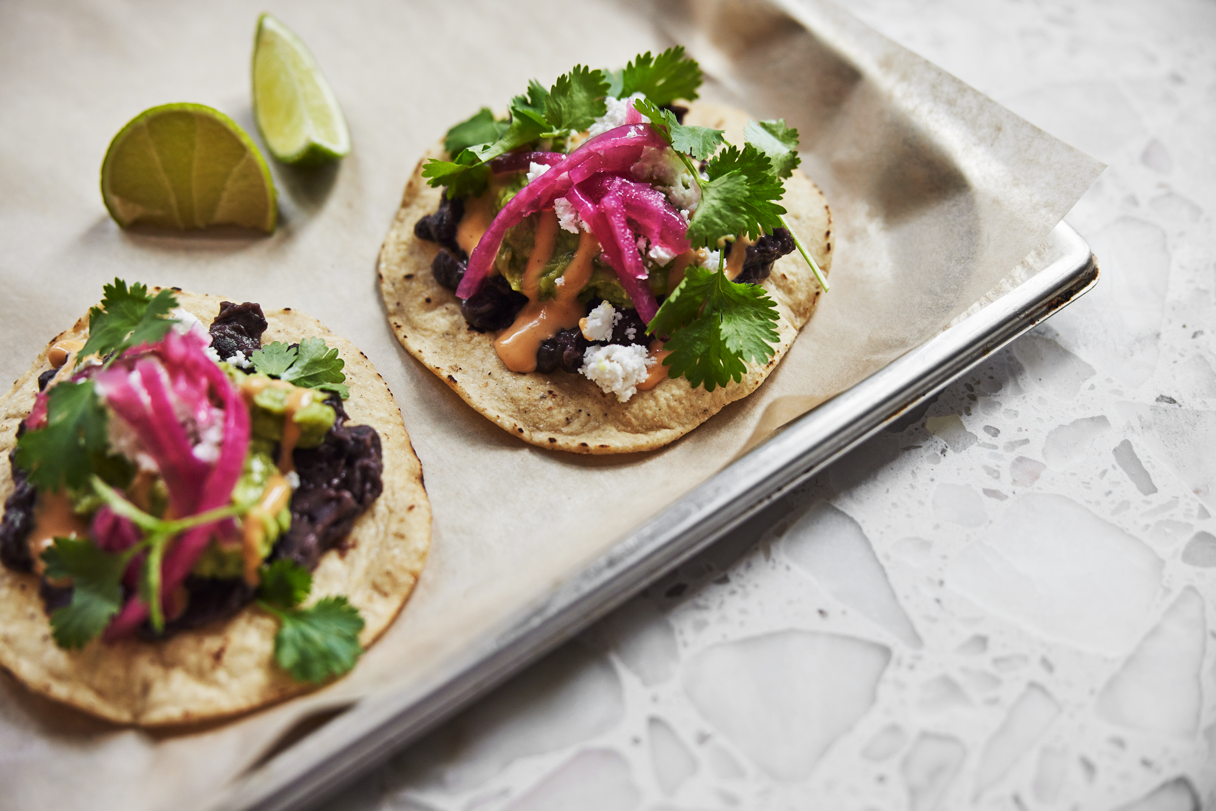 Tostada med Refried Black Beans