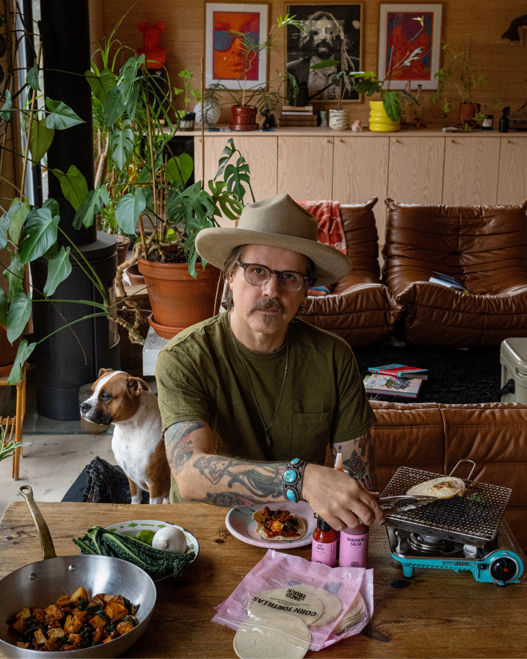 COOKALONG WITH JONAS CRAMBY | TACOS PÅ EN MAJSTORTILLA SERVERET MED GUISADO OG STÆRKE SMAGSVARIANTER