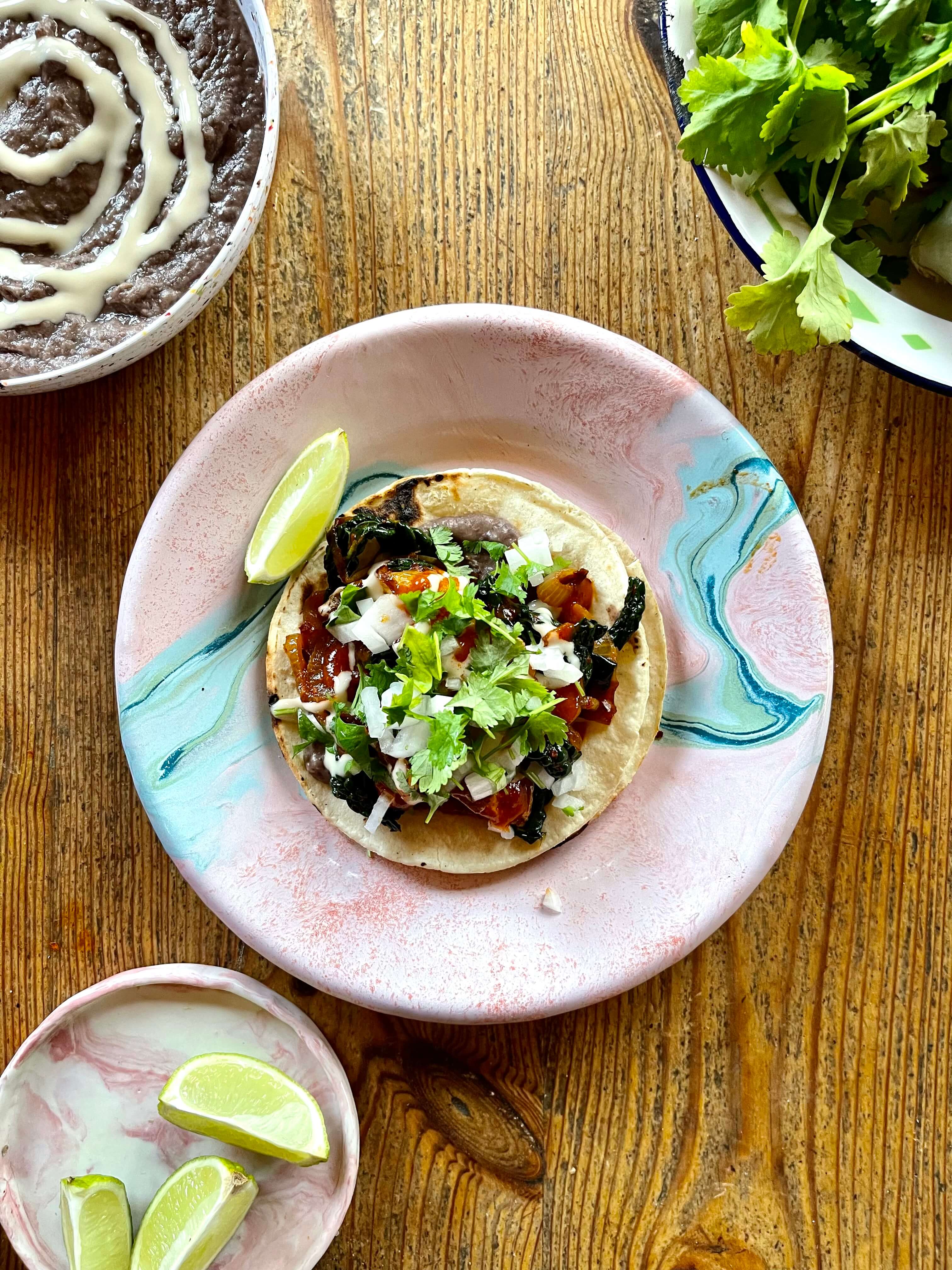 COOKALONG WITH JONAS CRAMBY | TACOS PÅ EN MAJSTORTILLA SERVERET MED GUISADO OG STÆRKE SMAGSVARIANTER