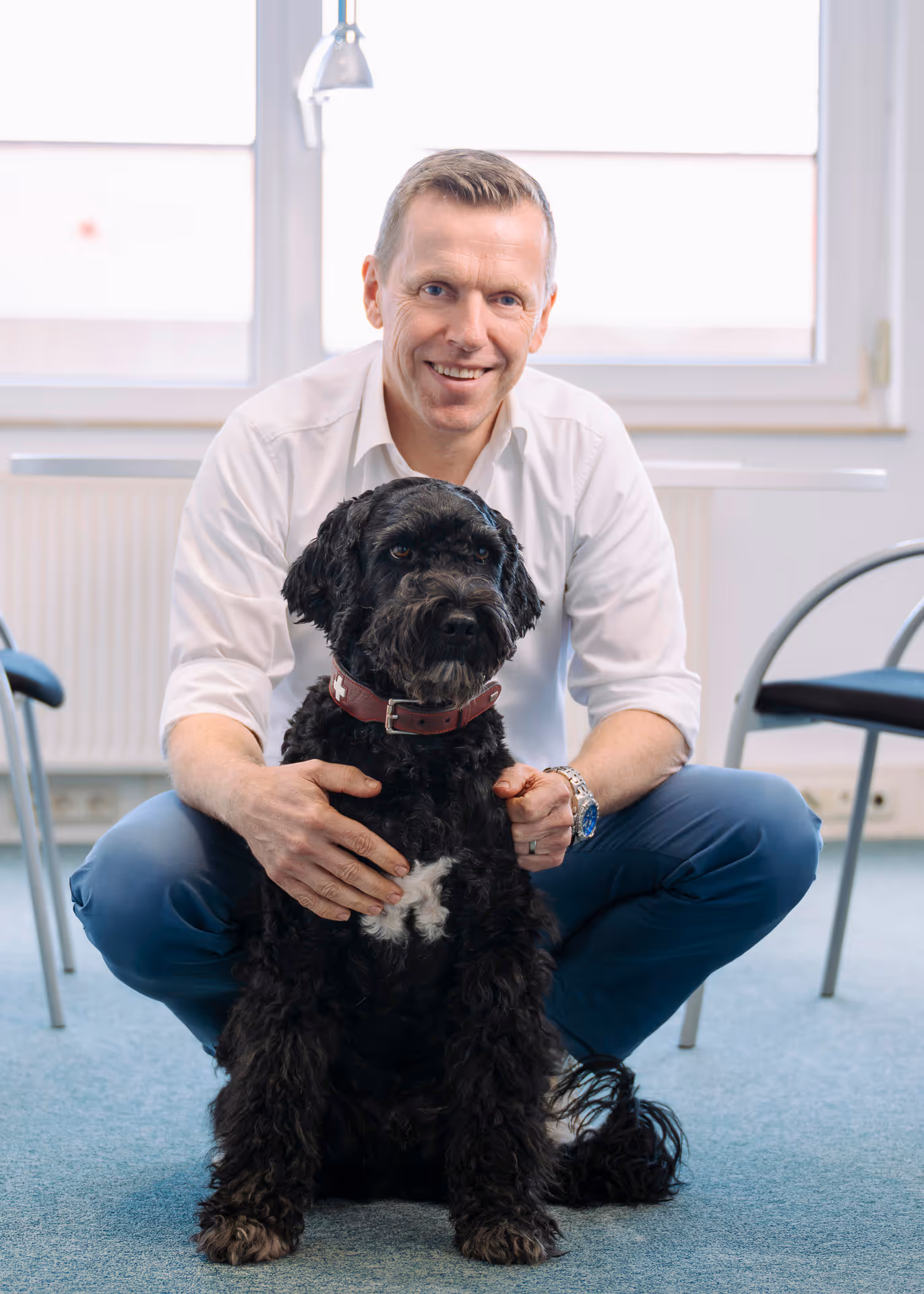 Michael Orzesek mit seinem Hund in seinem Büro.