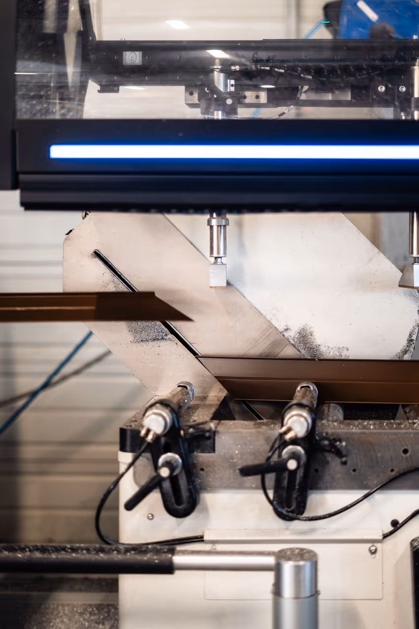 Photo d'un plan de travail pour le dessin de chassis de fenêtre avec crayon, règle et d'autres outils de traçage