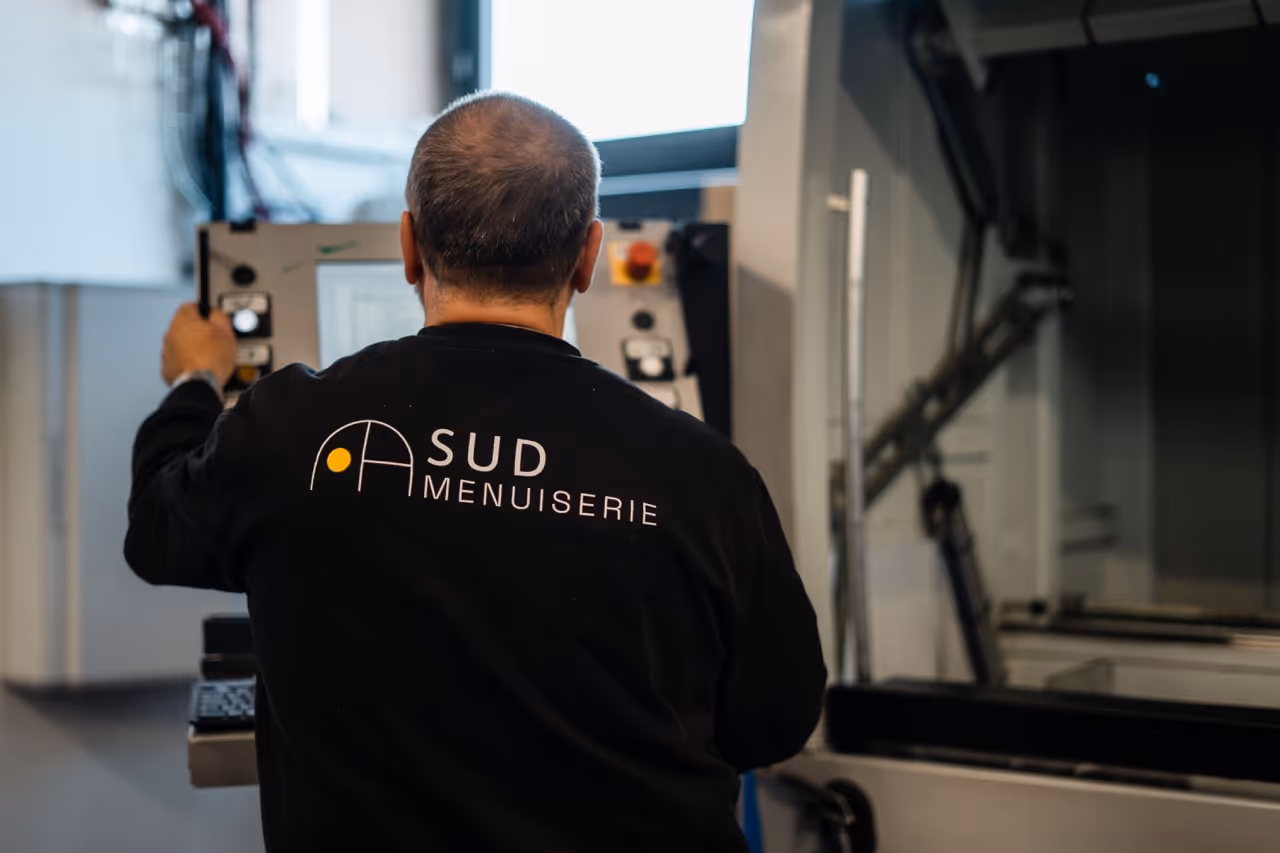 Vue de prêt d'un expert de dos, programment une machine de découpe laser