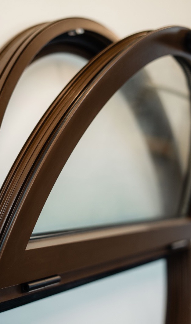 Fenêtre cintrage ogive gros plan