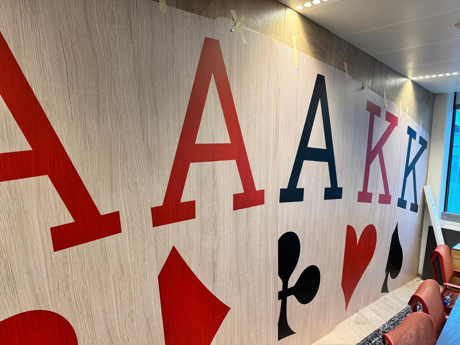 BLOW-up poker kaarten kantoor. (uv-print pvc kaarten 240cm hoog)