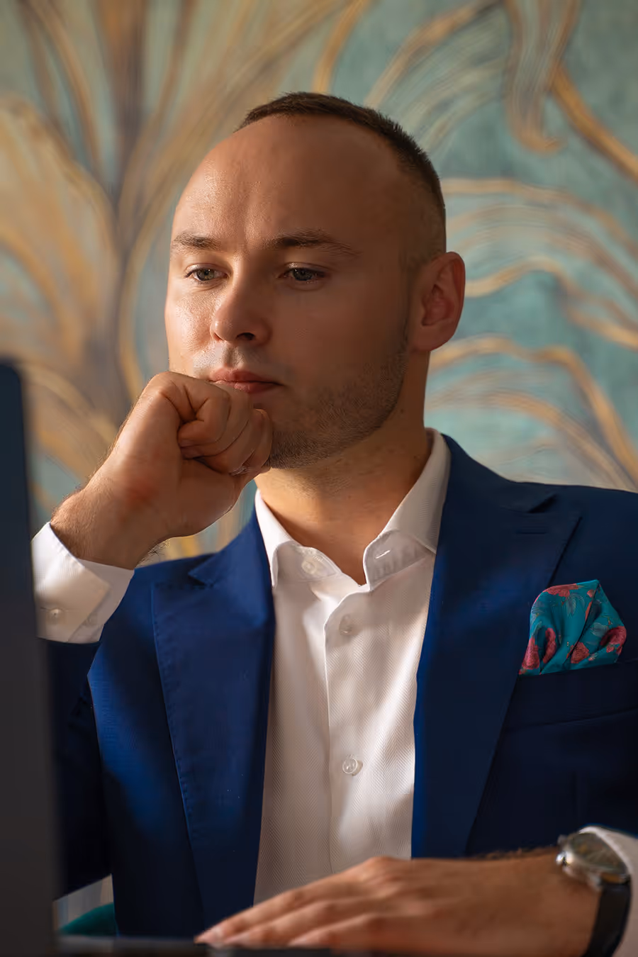 Adwokat Kancelarii Czarnota w Gdańsku pracuje przy komputerze, koncentrując się na analizie sprawy klienta
