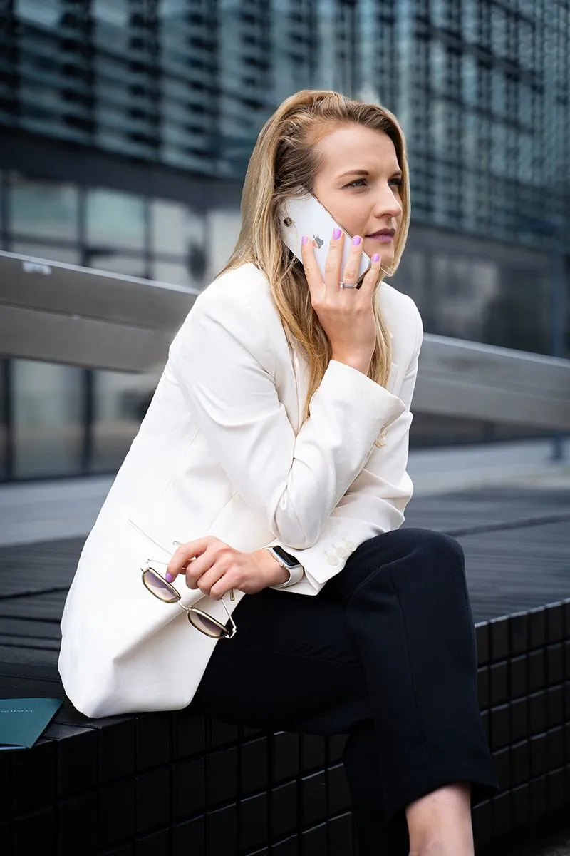 Adwokat Kancelarii Adwokackiej Czarnota w Gdańsku rozmawia z klientem przez telefon, okazując empatię i zaangażowanie