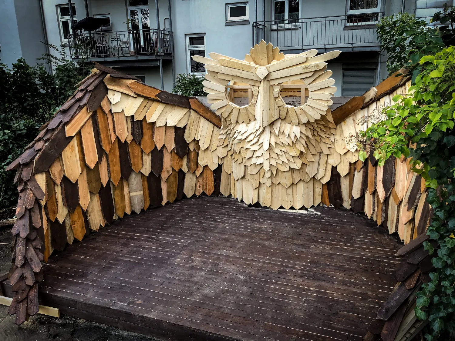 Hebebühne Hamburg – Die Eule im Innenhof.