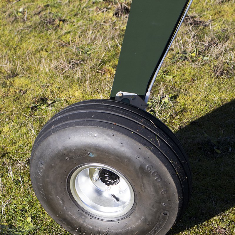 Rugged main landing gear tire on the Vashon Ranger R7.