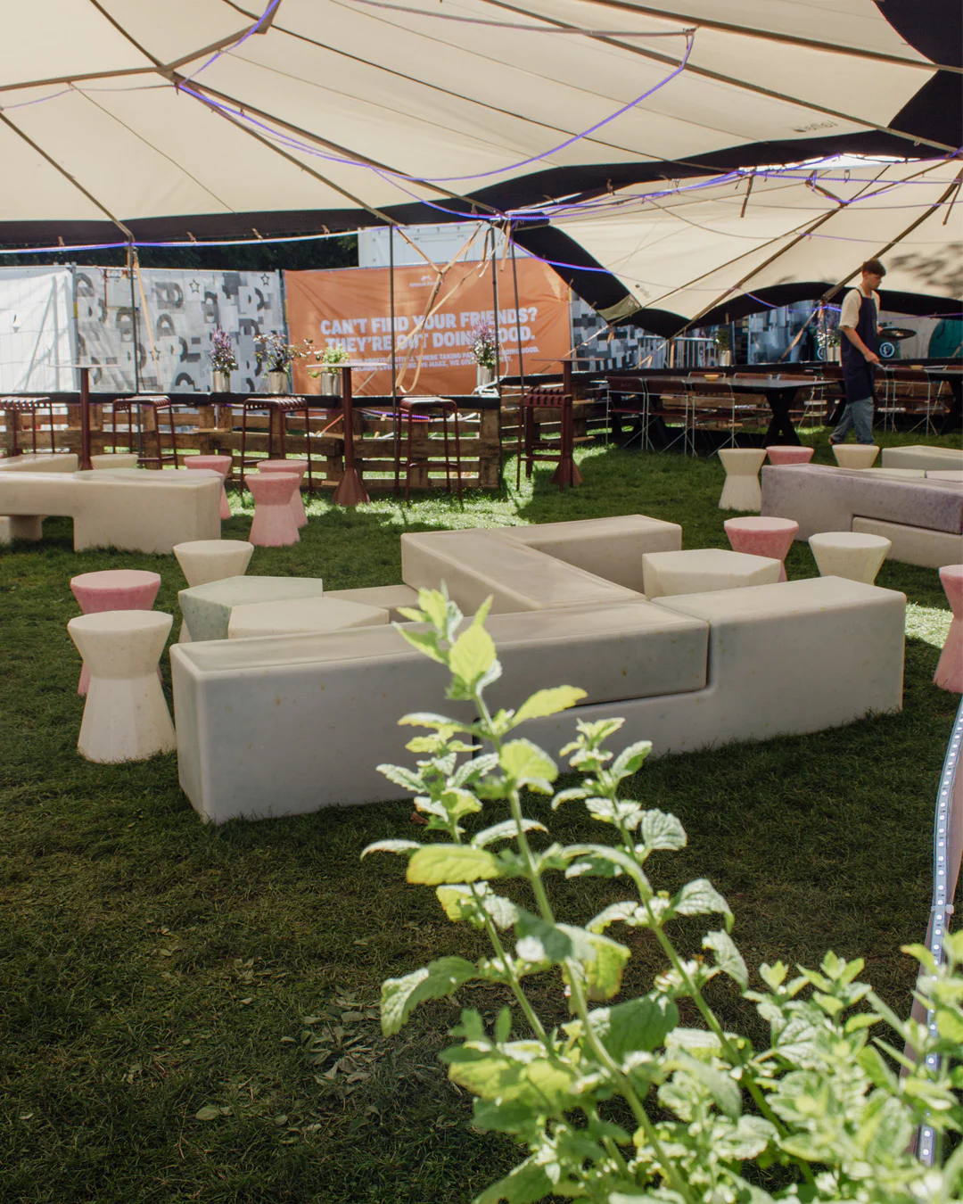 Mobiliario Circular para Festivales: Roskilde Festival Recicla 5 Toneladas de Plástico