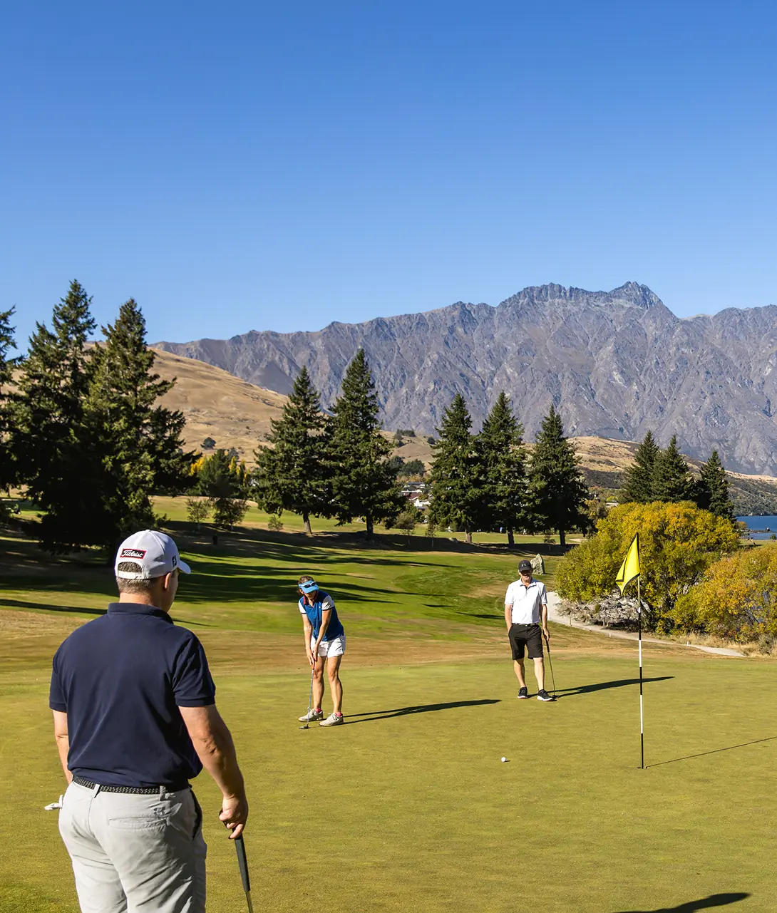 A woman putting the ball in at Queenstown Golf Club