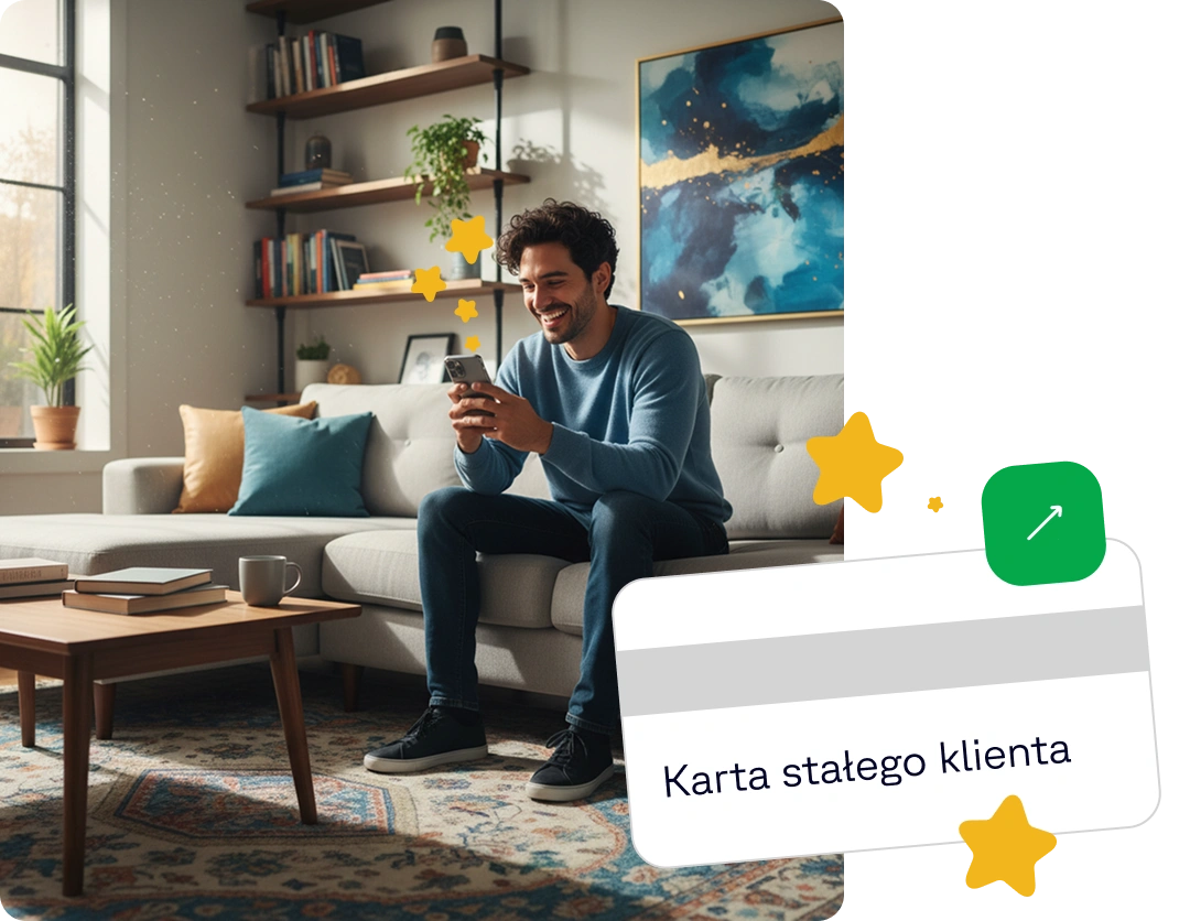 Mężczyzna na kanapie z telefonem komórkowym, uśmiecha się, jest zadowolony z programu lojalnościowego