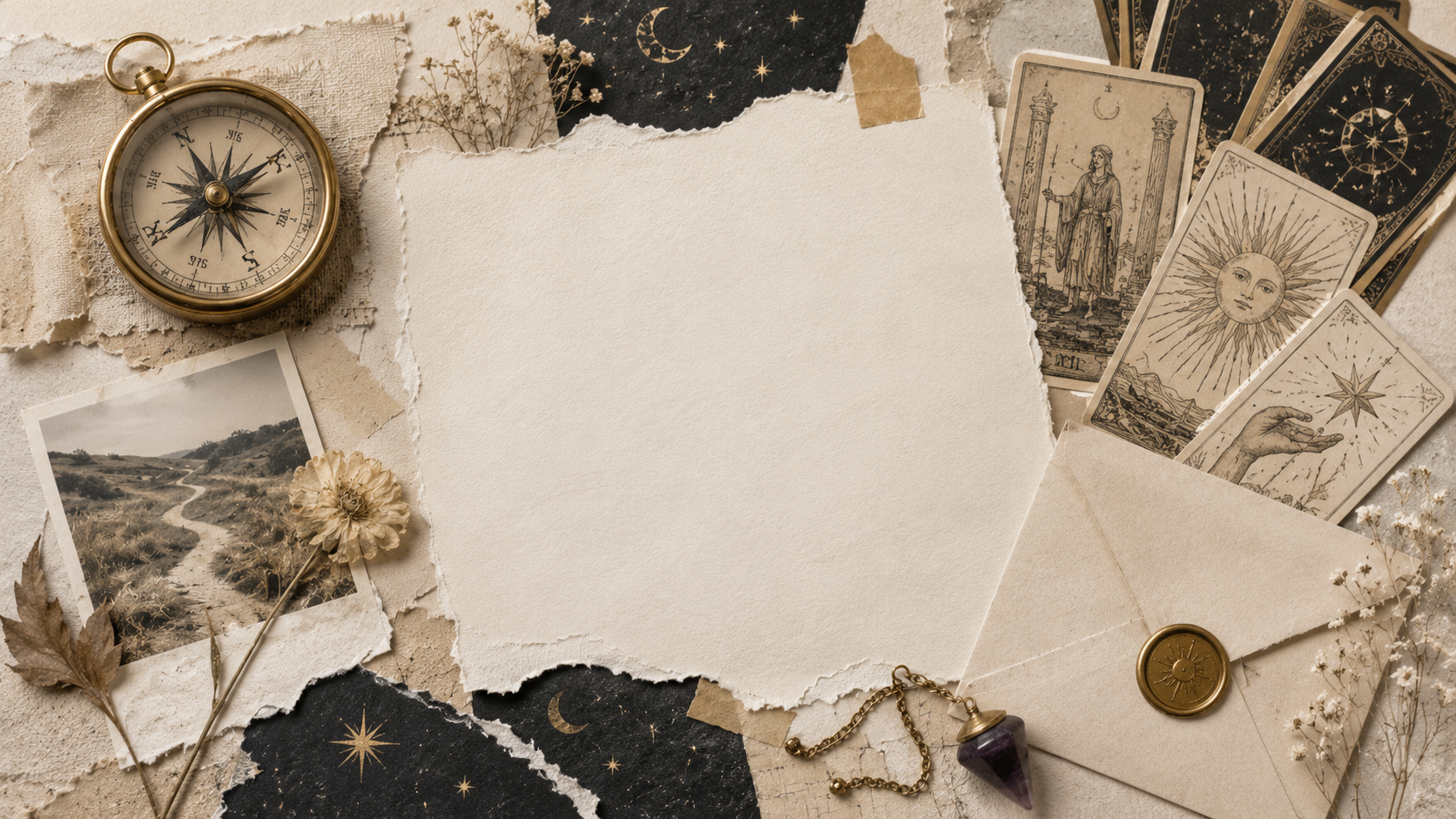 Couverture en style scrapbooking premium avec papier ancien vierge, boussole, cartes divinatoires, pendule, enveloppe cachetée, lune, étoiles et photo de chemin, symbolisant le hasard, les signes et les synchronicités comme messages de l’univers.