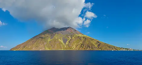 18 Jun 27 - Sailing in front of Stromboli