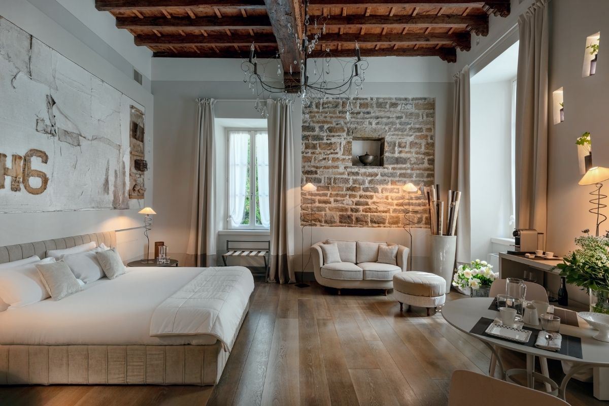 Gombit Hotel