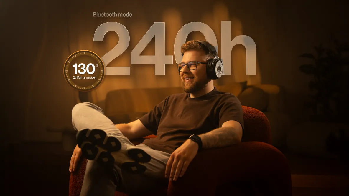 Mężczyzna w słuchawkach ENDORFY Viro Wireless obok informacji o 240 h pracy przez Bluetooth i 130 h w trybie 2,4 GHz