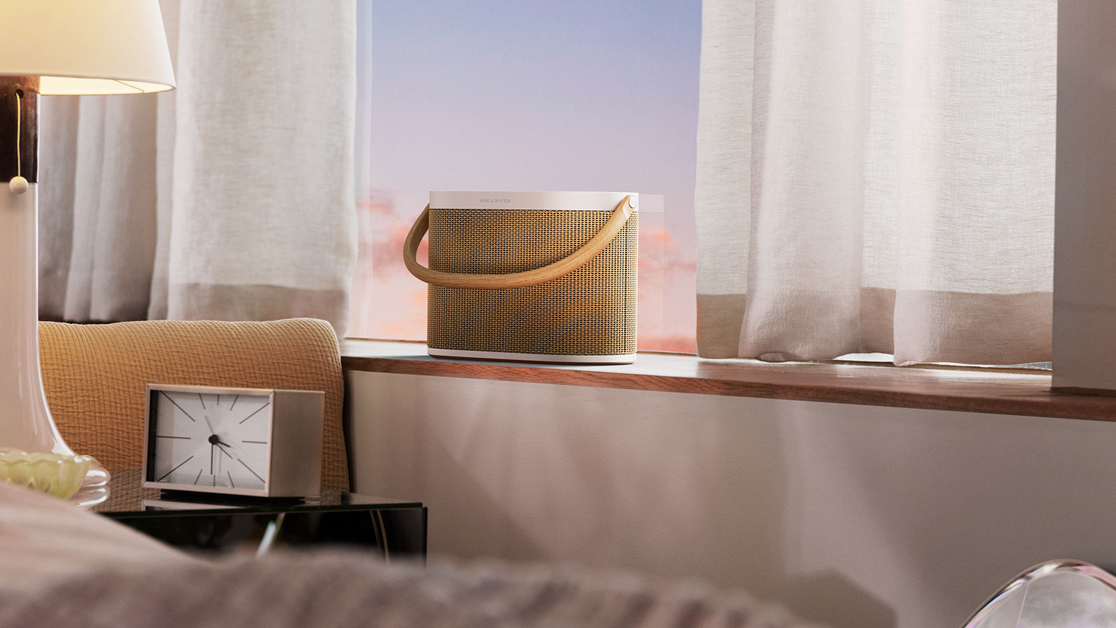 Tragbarer Bang & Olufsen Beolit Lautsprecher auf einer Fensterbank in einem Schlafzimmer