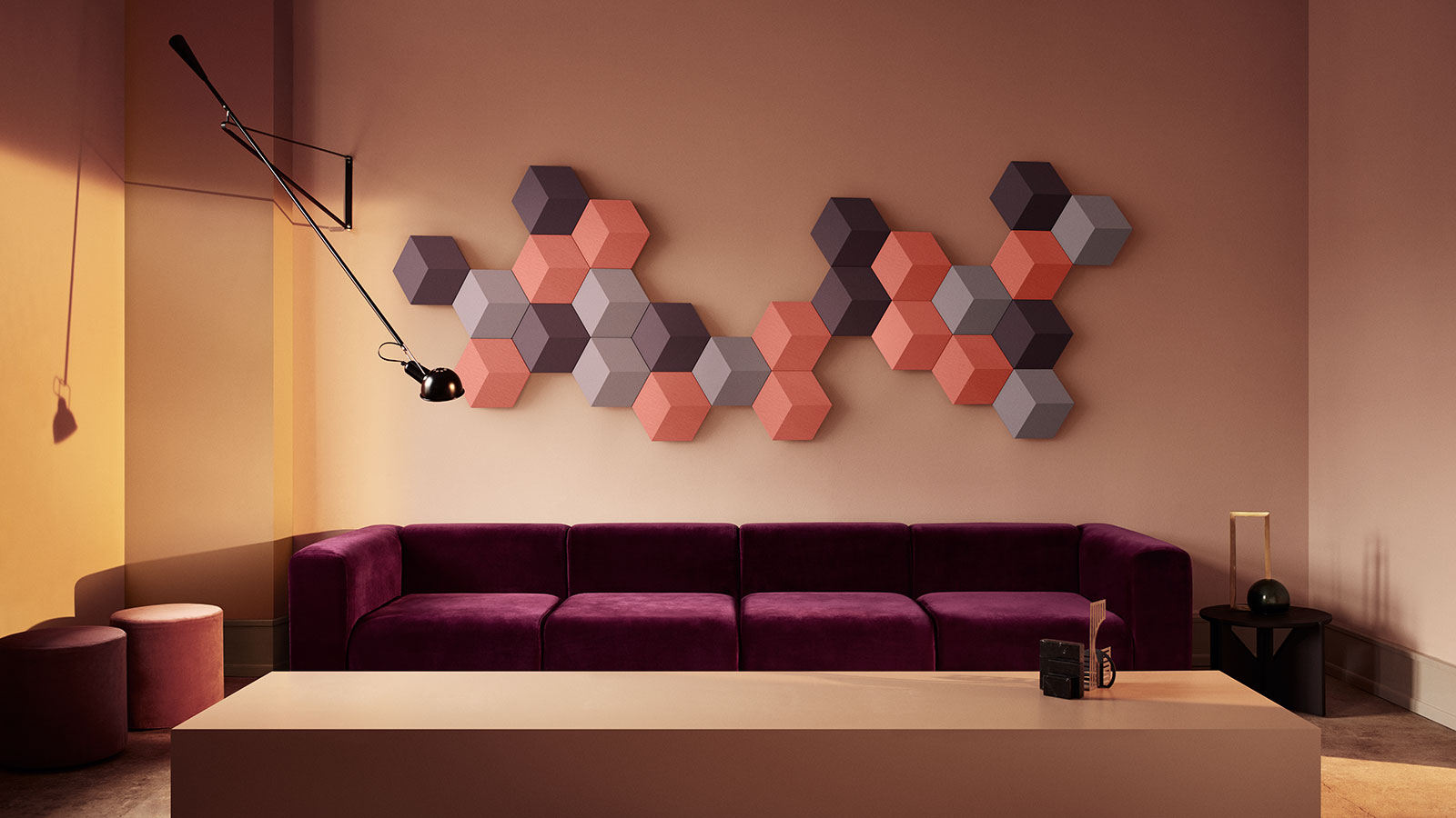 Wohnrauminstallation mit Fernseher, Bang & Olufsen Lautsprechern und modernem Sofa