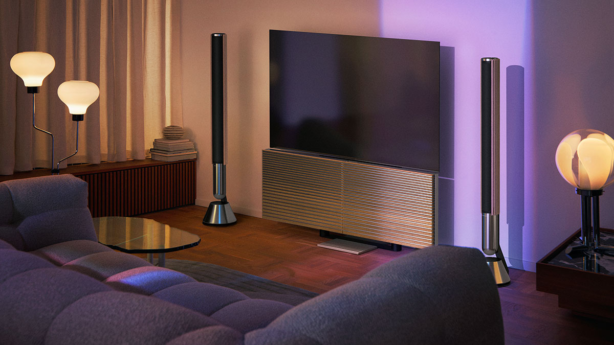 Premium-Wohnzimmer mit TV-Setup und Bang & Olufsen Lautsprechern in stimmungsvoller Beleuchtung