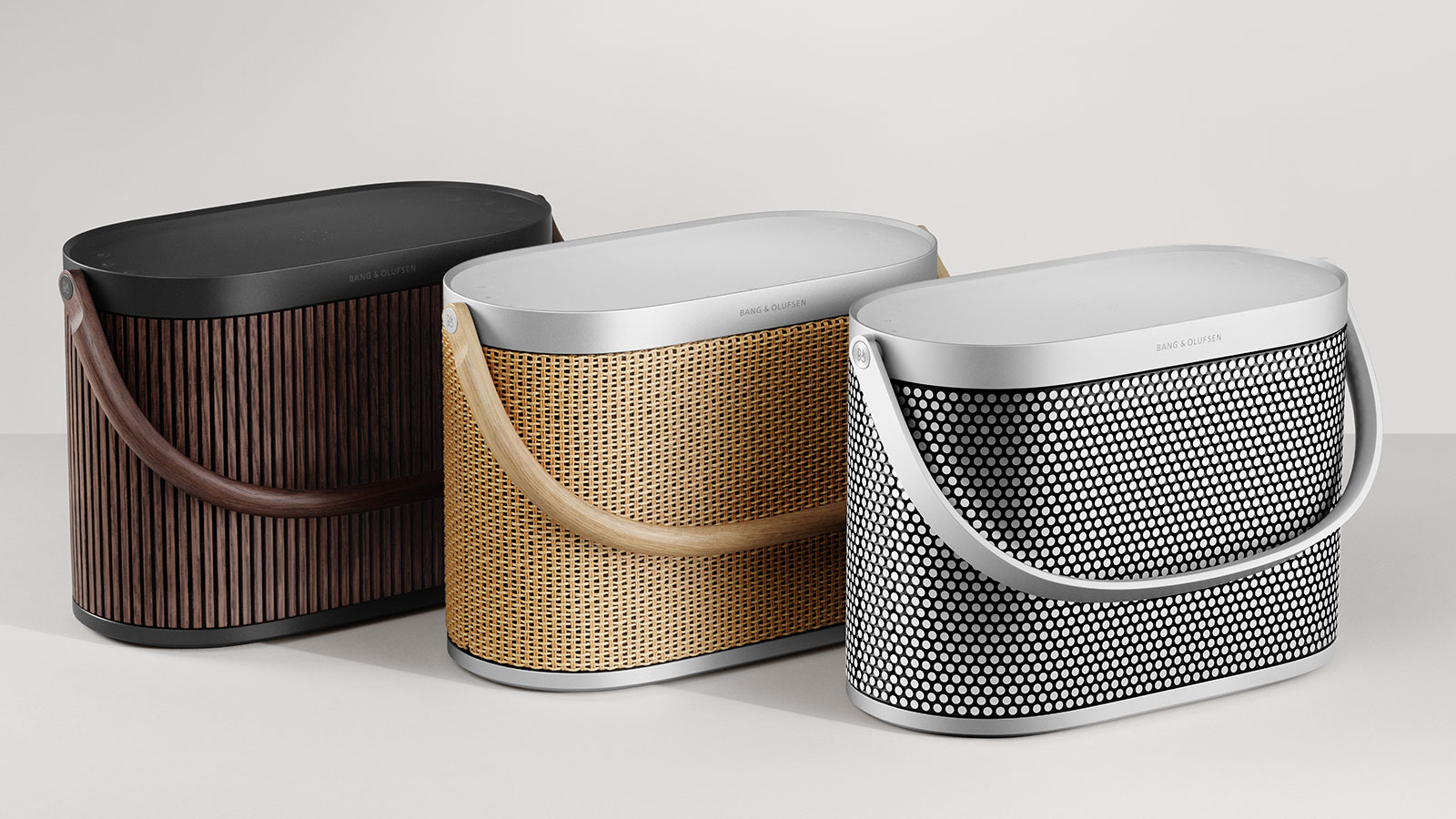Drei tragbare Bang & Olufsen Beolit Lautsprecher in verschiedenen Designs nebeneinander