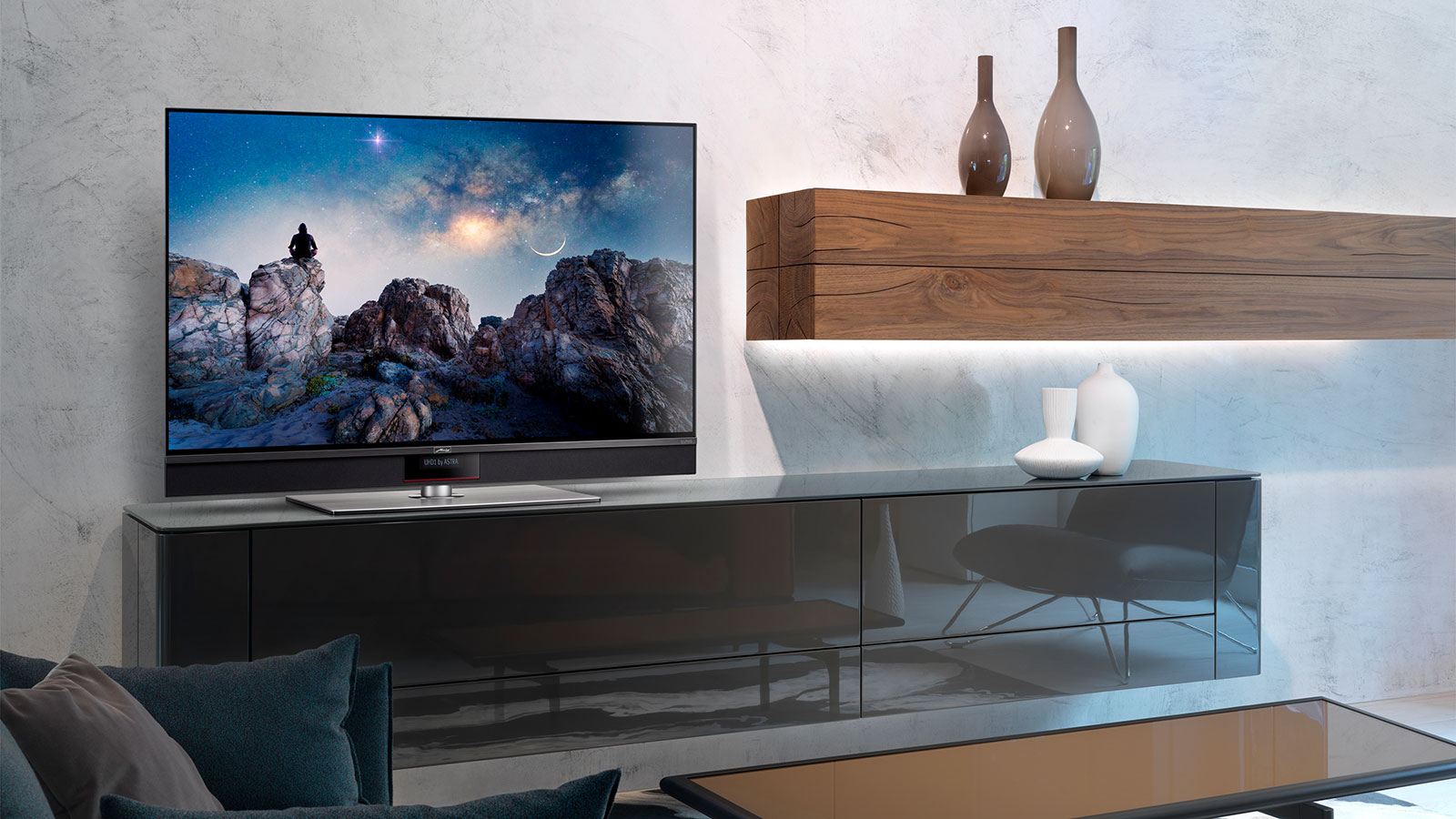 Metz Fernseher auf glänzendem Sideboard, zeigt eine nächtliche Felslandschaft mit Sternenhimmel