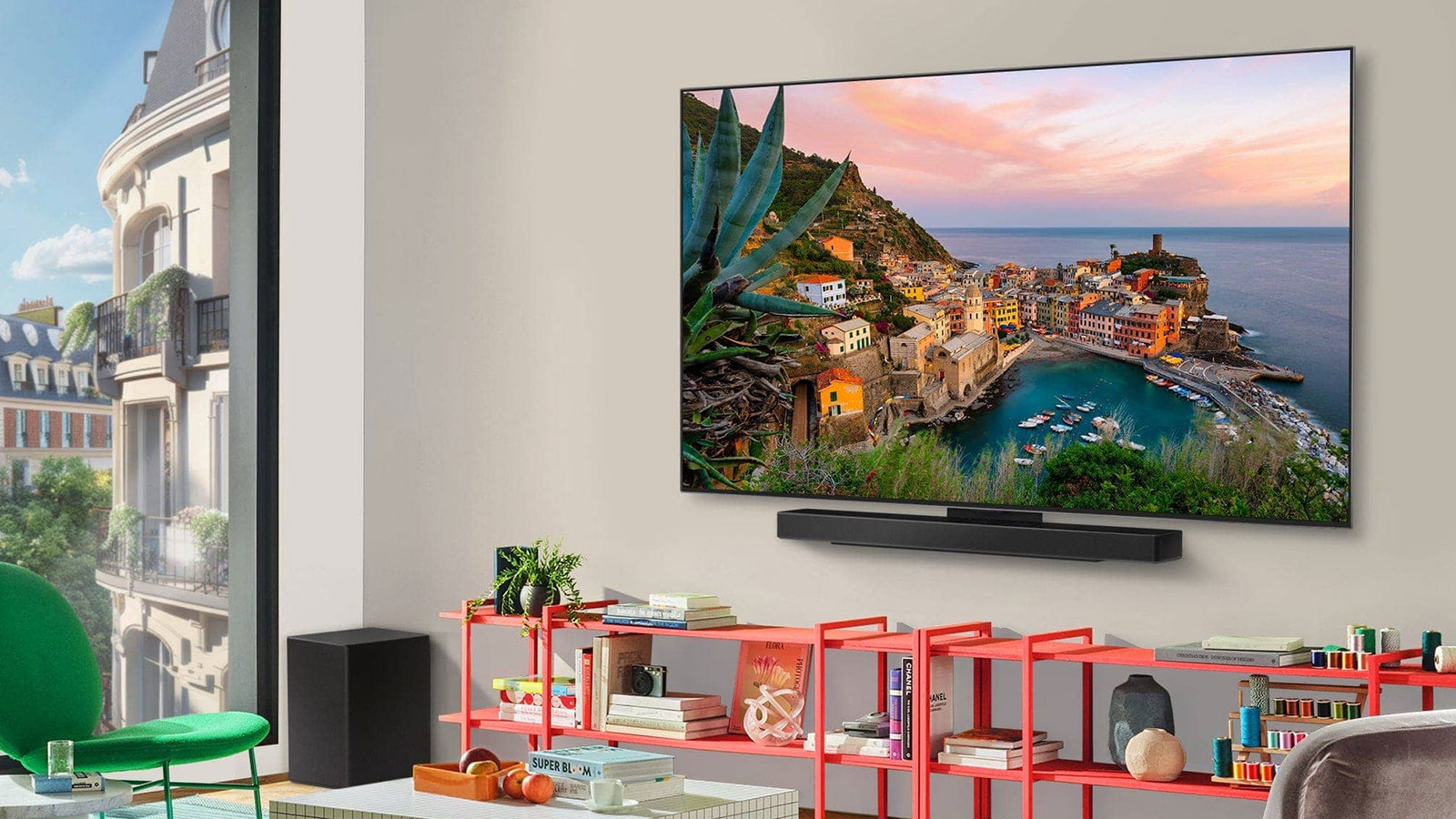 Modernes Wohnzimmer mit LG Fernseher, Soundbar und zwei Personen, die eine Naturdokumentation ansehen