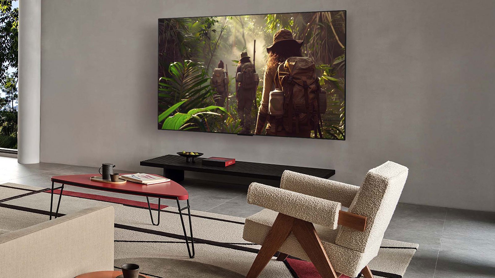 Wohnzimmer mit LG Fernseher und Soundbar, der eine Panoramaaufnahme einer Küstenstadt zeigt