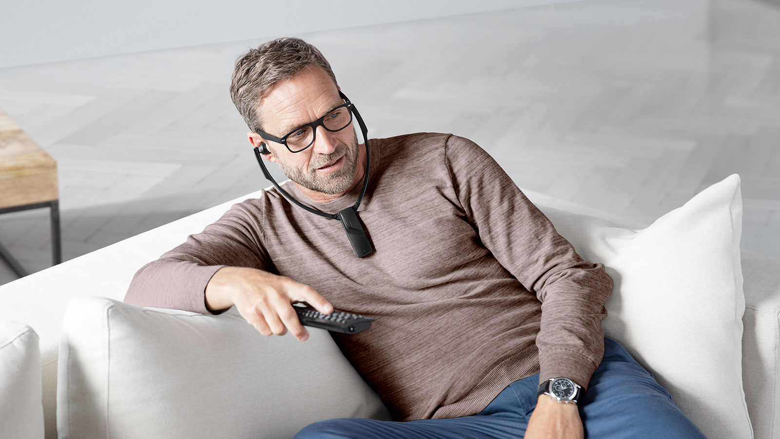 Sennheiser Funkhörsystem mit Ladestation und In-Ear-Kopfhörern auf einem Tisch