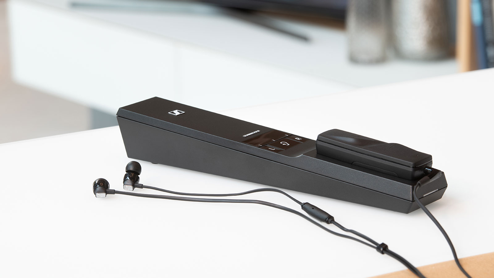 Porträt einer Person mit Sennheiser In-Ear-Hörern in ruhiger Umgebung