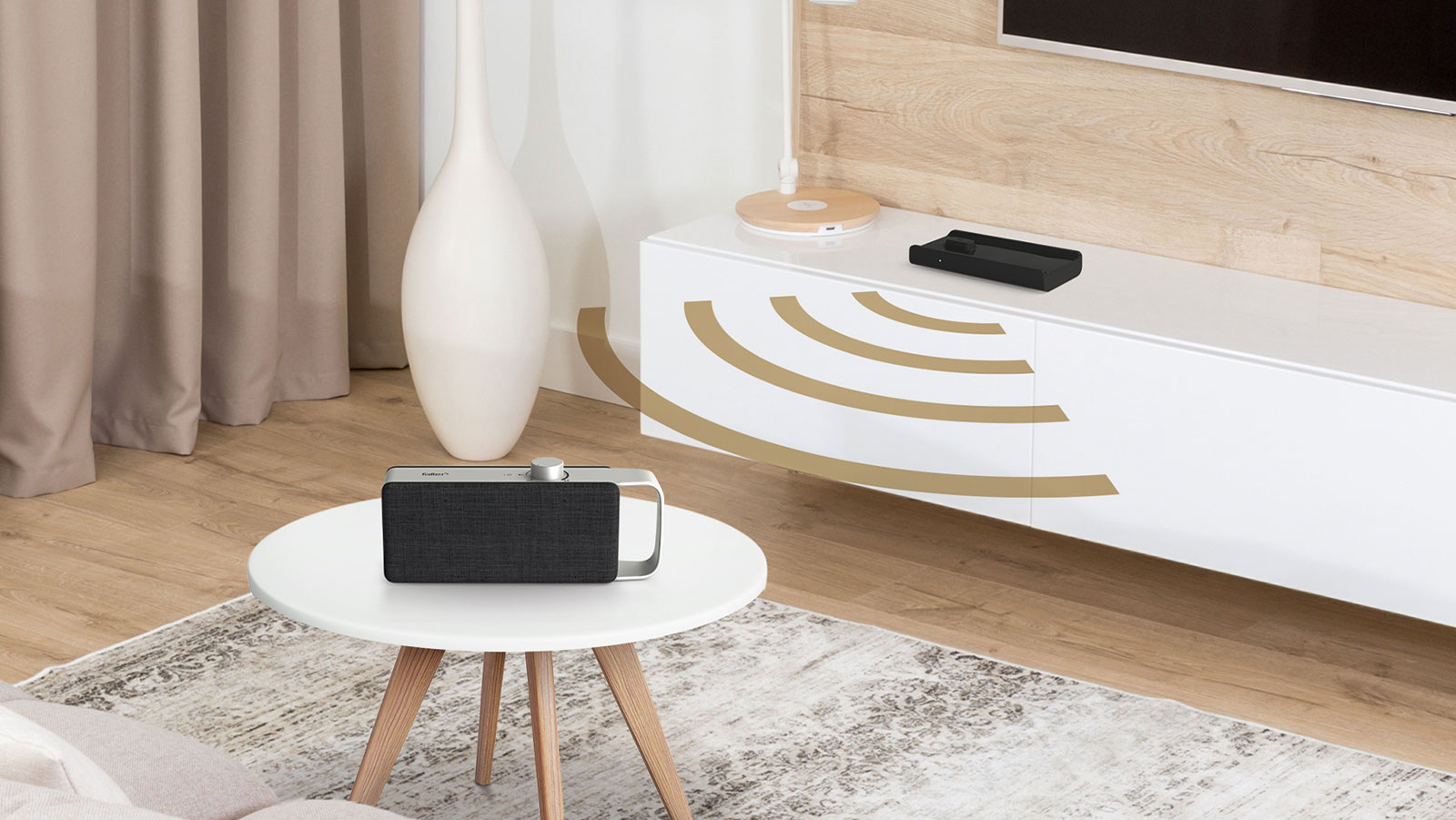 Tragbarer Faller Lautsprecher auf einem weißen Wohnzimmertisch mit stilisiertem Funksignal