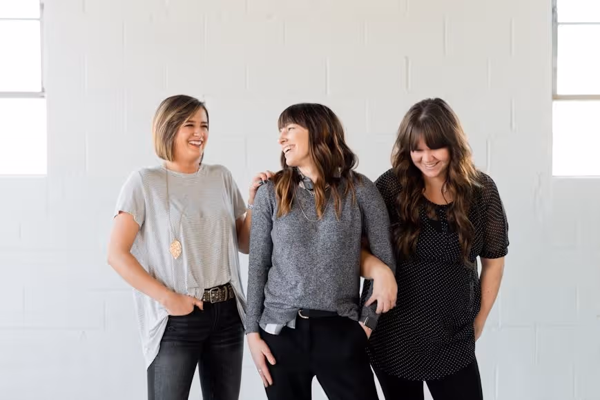 Drie lachende jonge vrouwen