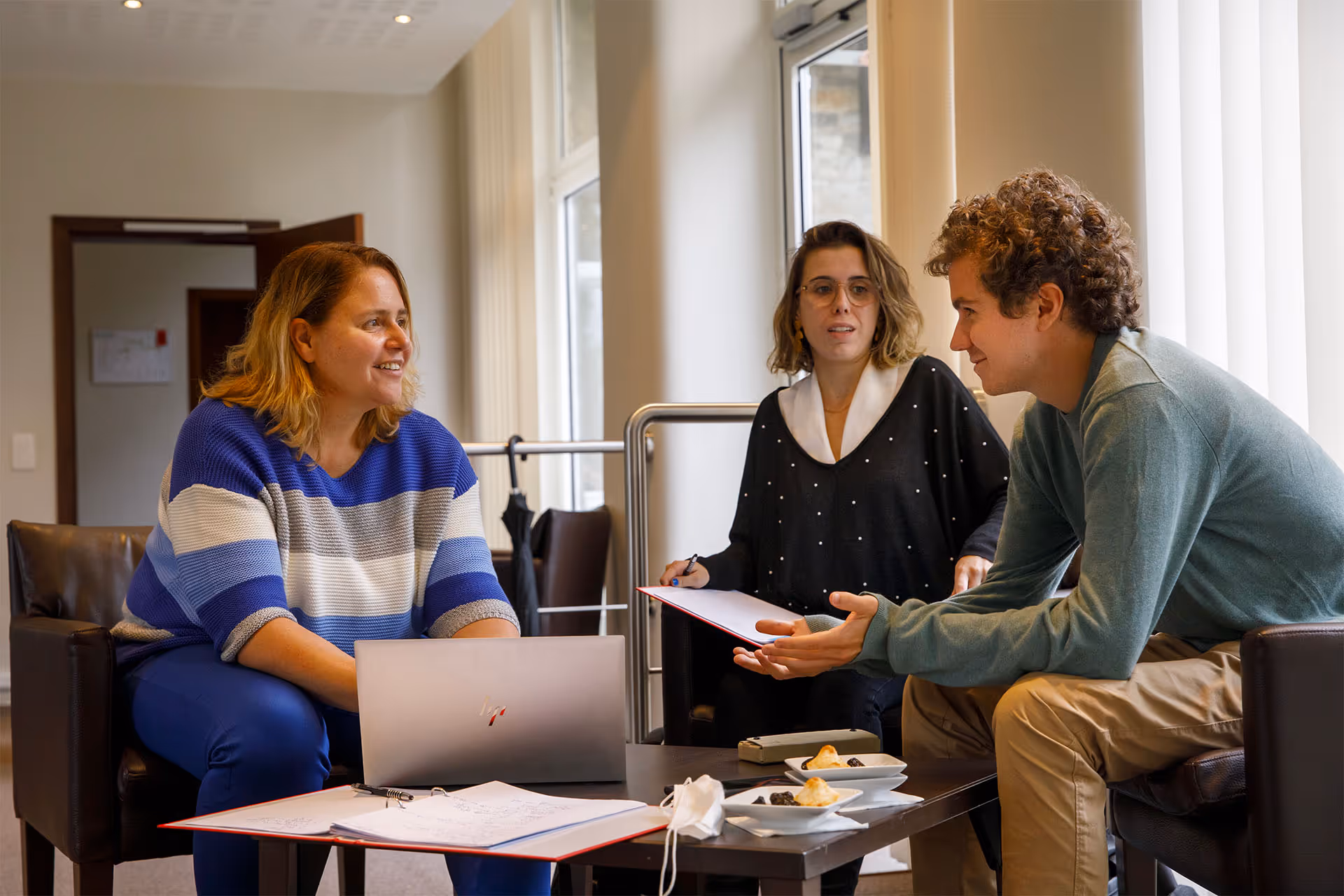 Drie volwassenen bespreken hun training
