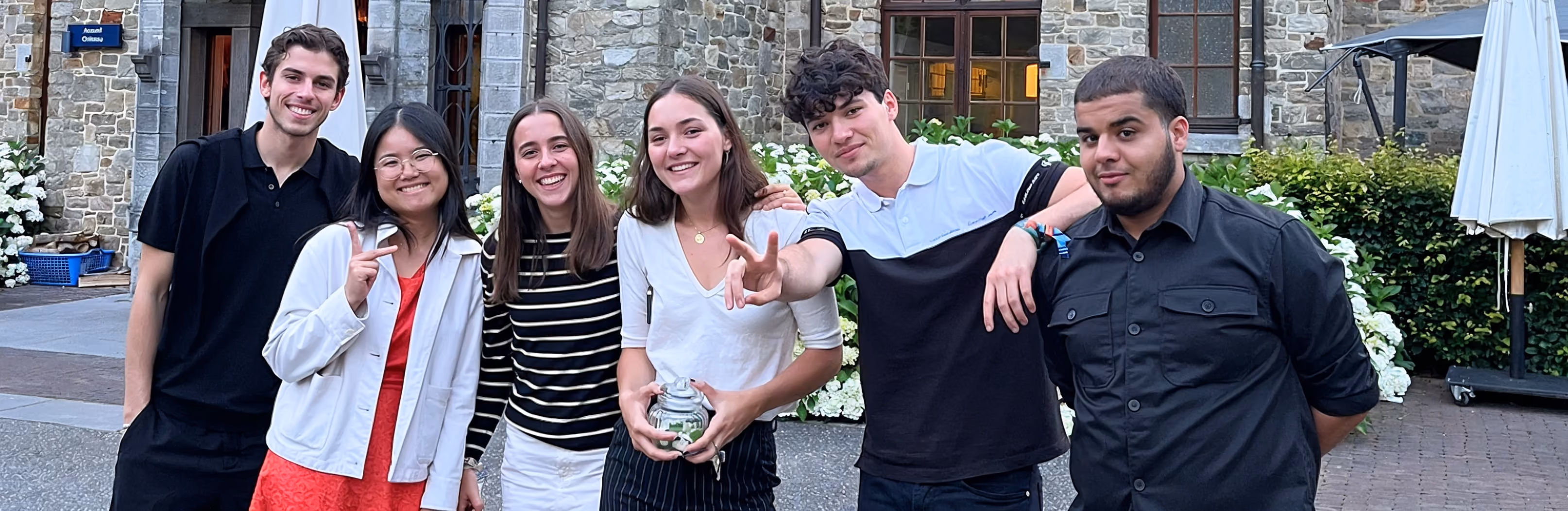 Groupe de jeunes adultes en stage linguistique d'été