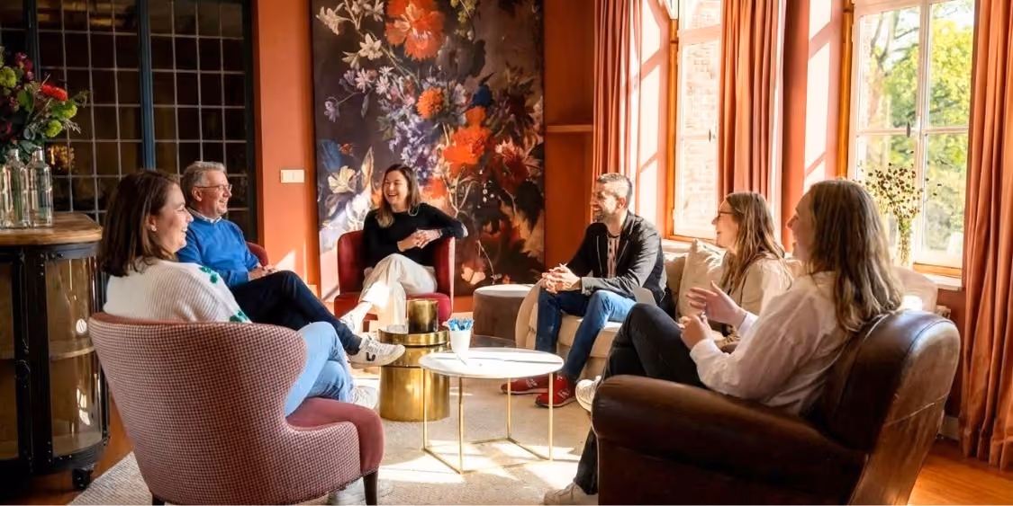 un groupe de professionnels en pleine conversation dans un lounge 