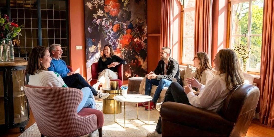 un groupe de professionnels en pleine conversation dans un lounge 