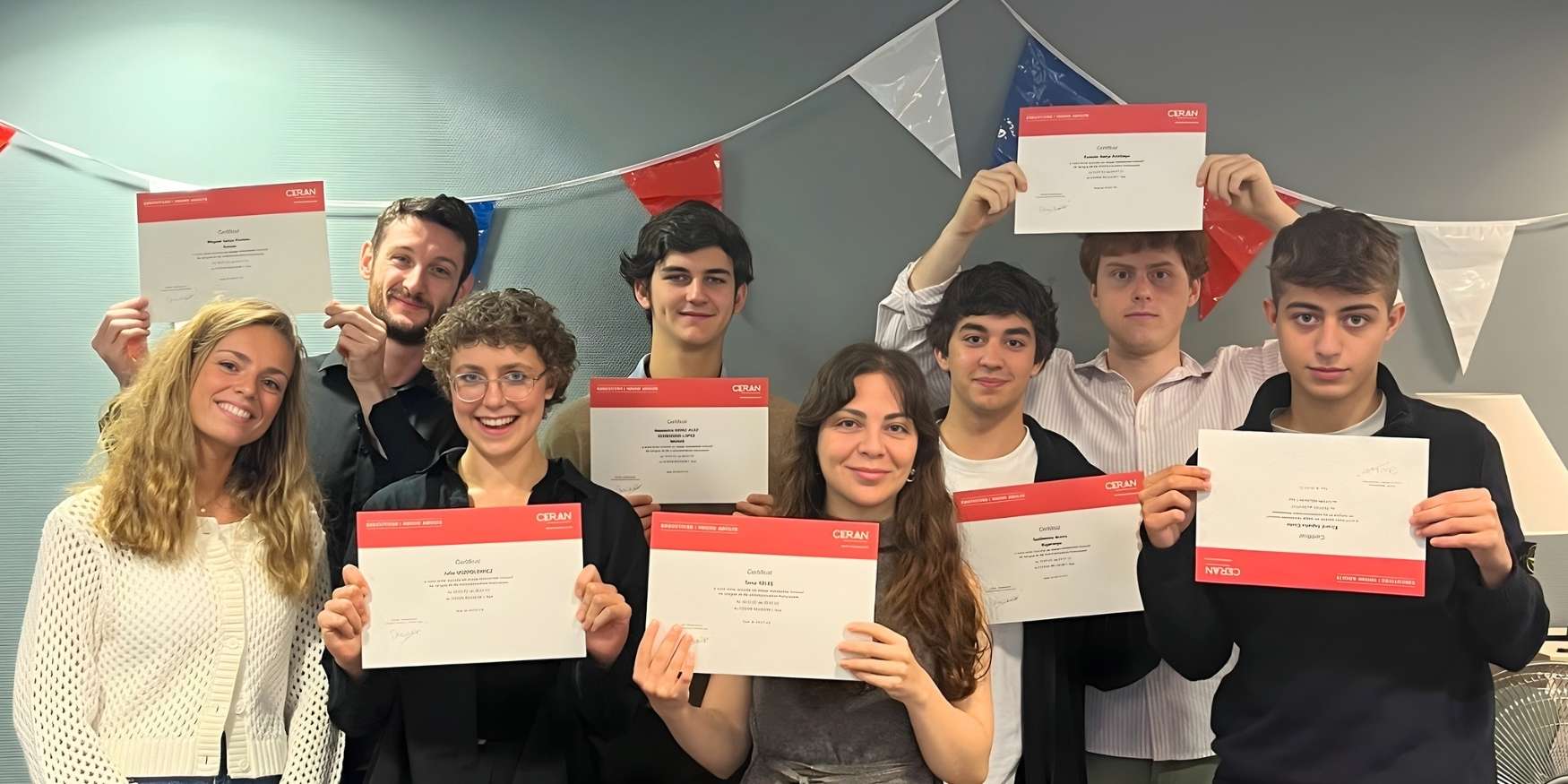 un groupe d'apprenants jeunes adultes tenant leur diplome CERAN dans les mains