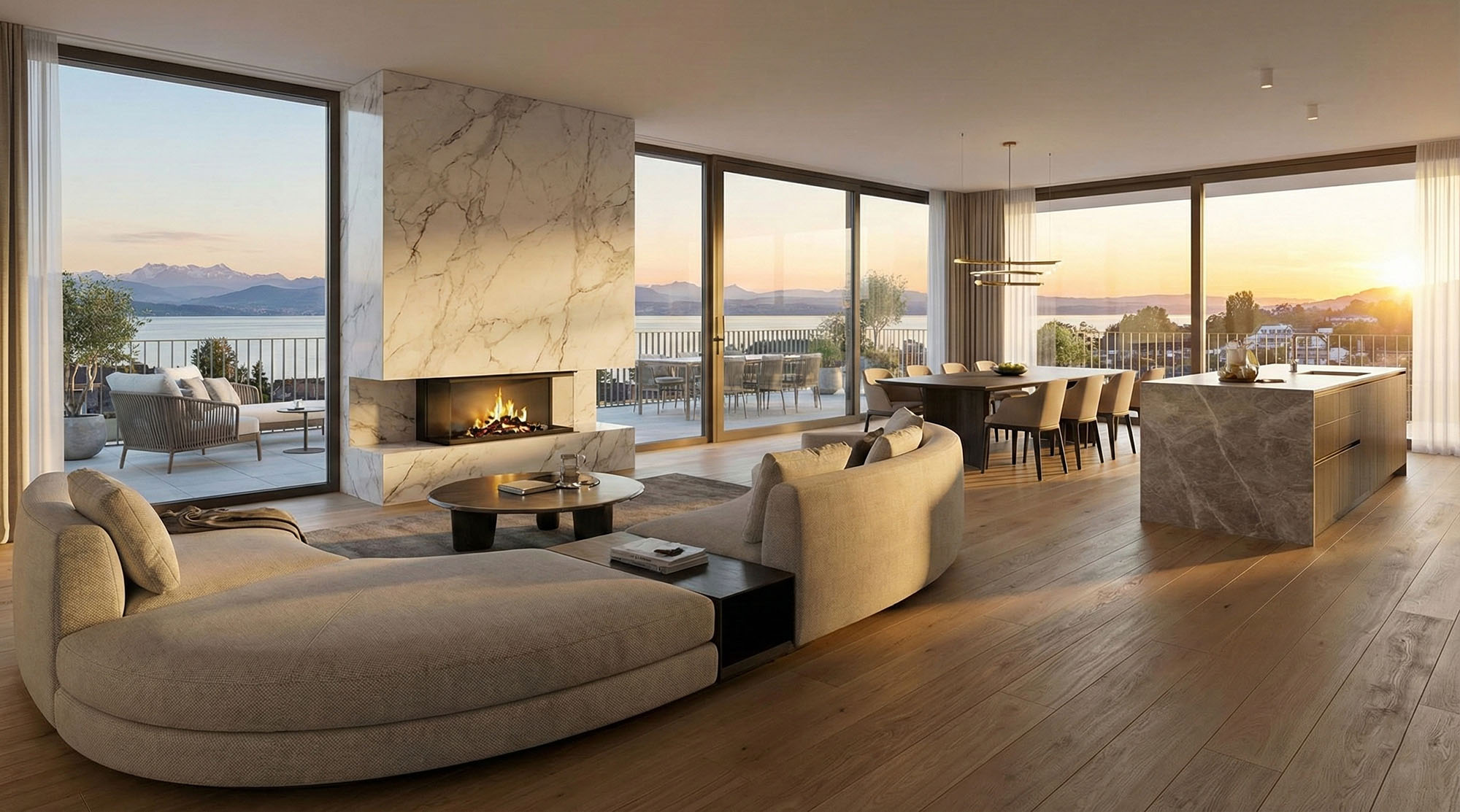 Modernes Wohnzimmer mit beige Sofa, Marmorkamin, großem Esstisch und Küche mit Sonnenuntergang und Seeblick durch bodentiefe Fenster.