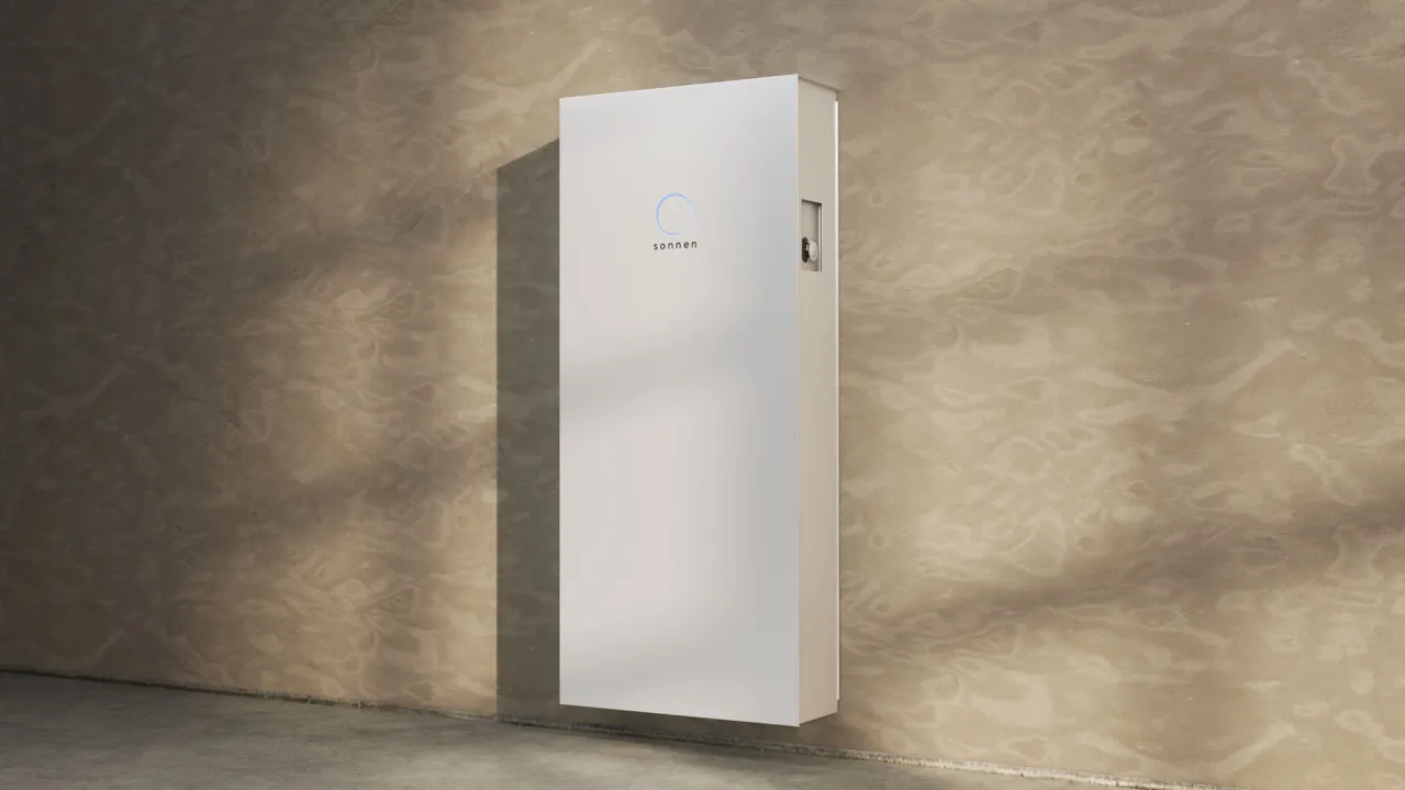 sonnenBatterie 10 an Wand montiert