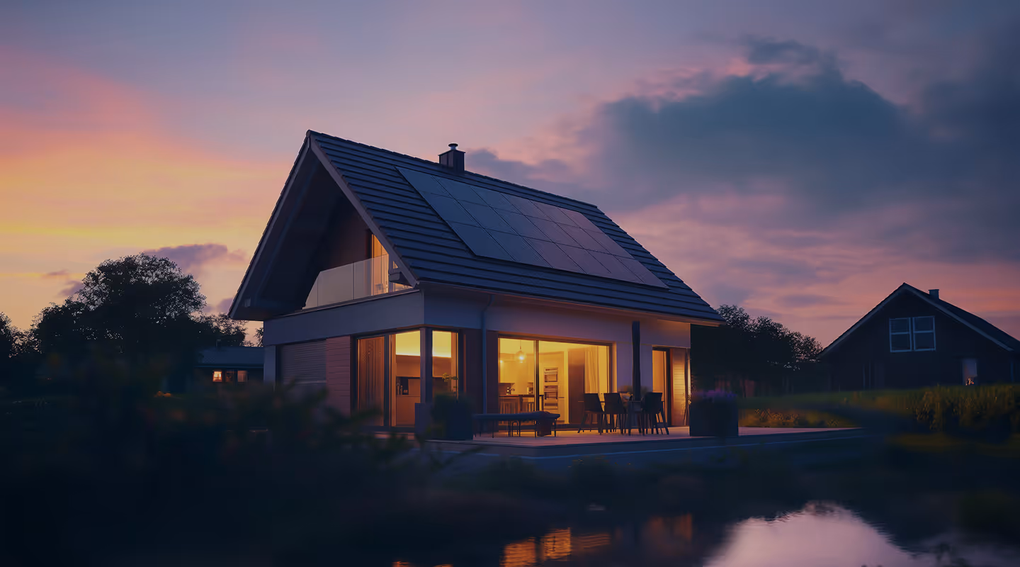 Haus bei Nacht mit Solaranlage auf dem Dach.